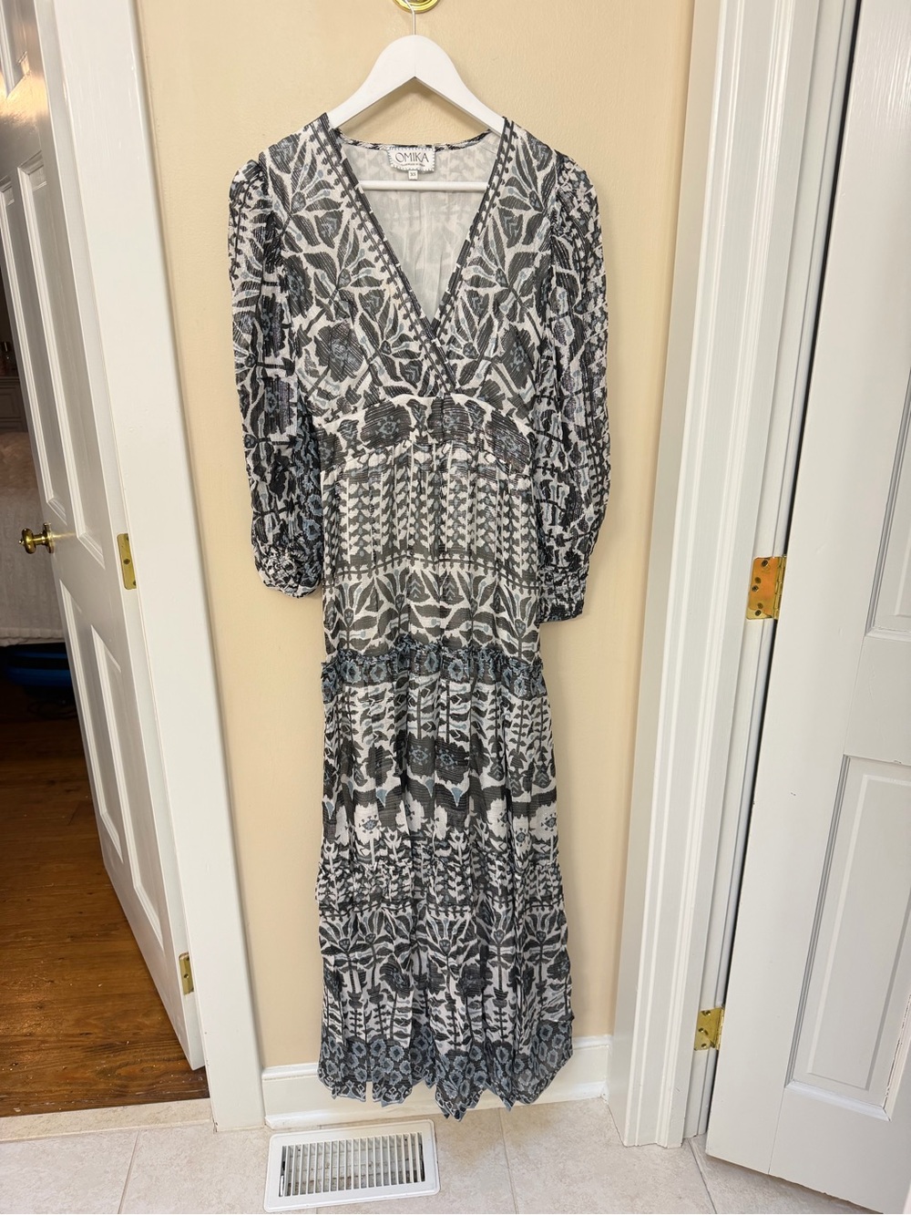 Omika Black & White Floral V-Neck Maxi Dress NWOT